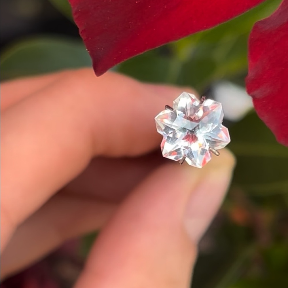 Custom Shape flower Quartz Gemstone with certification